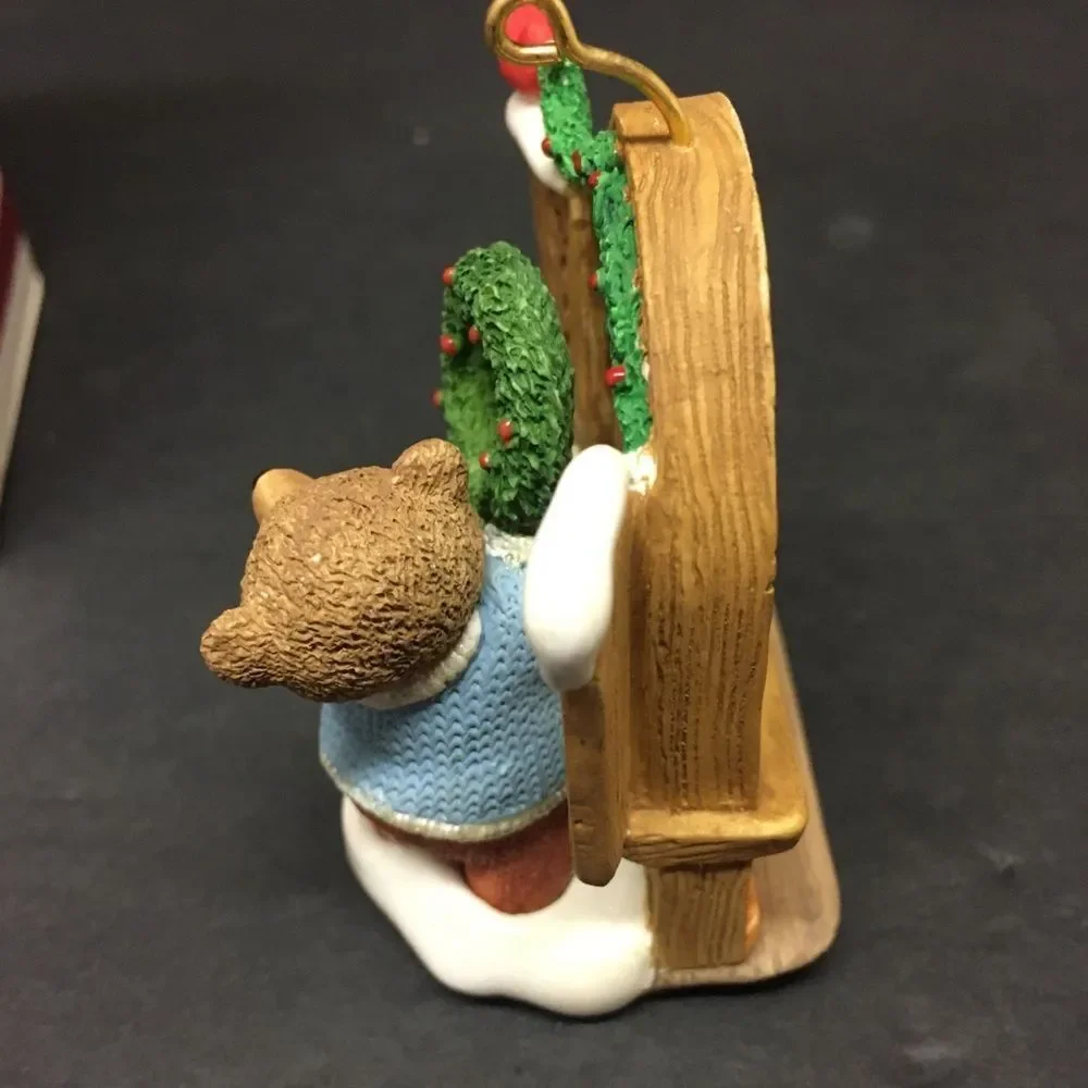 Hallmark Keepsake Ornament with Bear‎ and Wreath